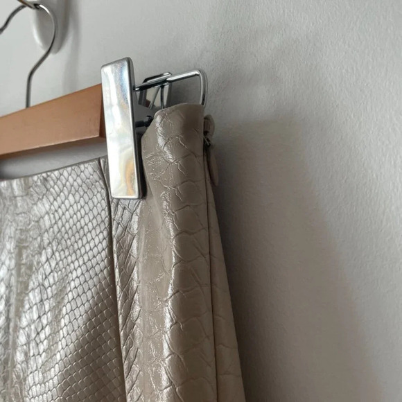Aritzia Babaton Modern Vegan Leather Croc  Embossed Mini Skirt Beige Size 0 - Picture 9 of 13